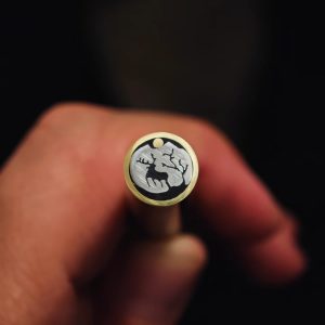 Karakterni pin - jelen i drvo u prirodi