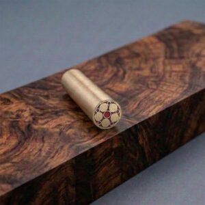 ukrasni mesing mesingovani pin sa crvenom smolom