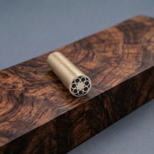 Ukrasni pin za dršku noža ručni rad mesing i smola u crnoj boji