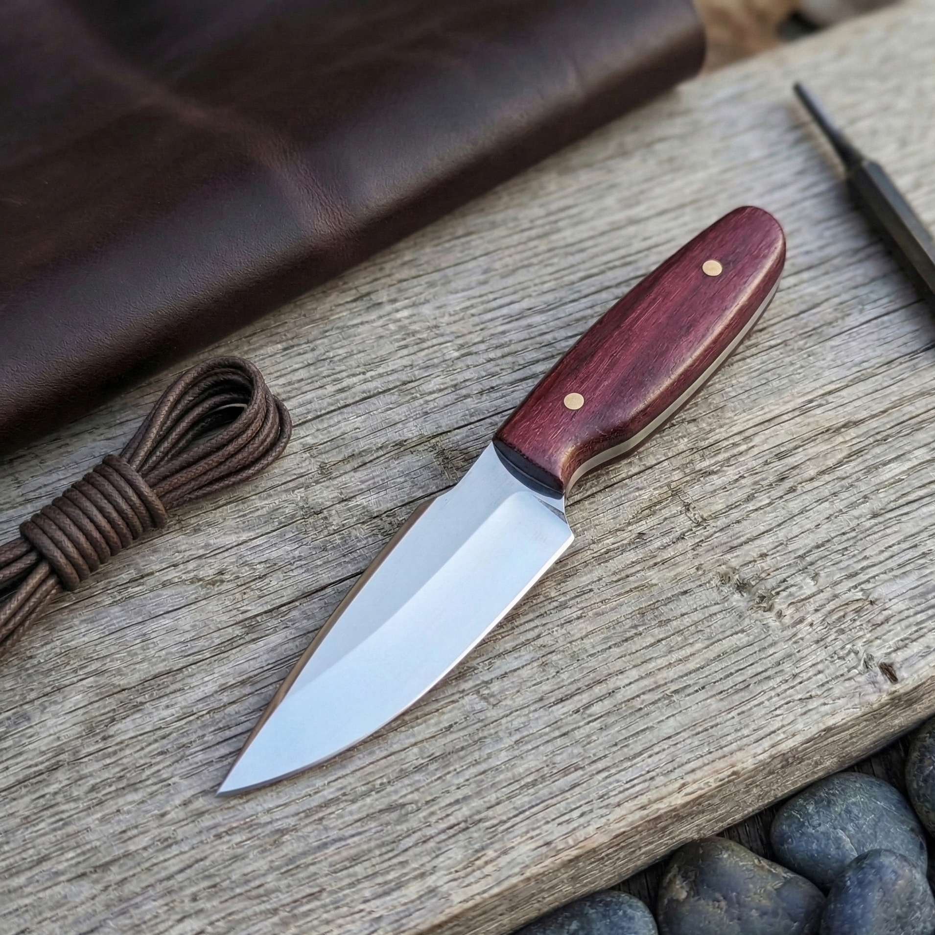 Nož ručne izrade sa drškom od stabilizovanog drveta japanske jabuke i mesinganim detaljima.