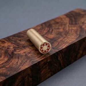 Ukrasni pin za dršku noža ručni rad mesing i smola u crvenoj boji