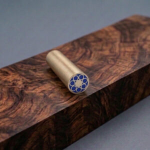 Ukrasni pin za dršku noža ručni rad mesing i smola u plavoj boji