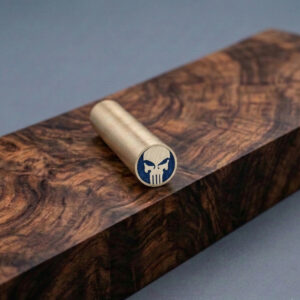 Panišer - Punisher ukrasni mozaik pin za dršku noža ručni rad mesing i smola